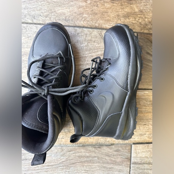 Nike Manoa Leather Boots Yourh 6 Black High Top Hiking Trail